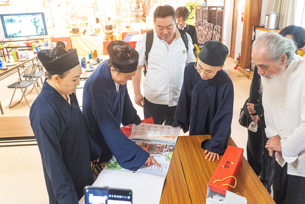 展示を見学